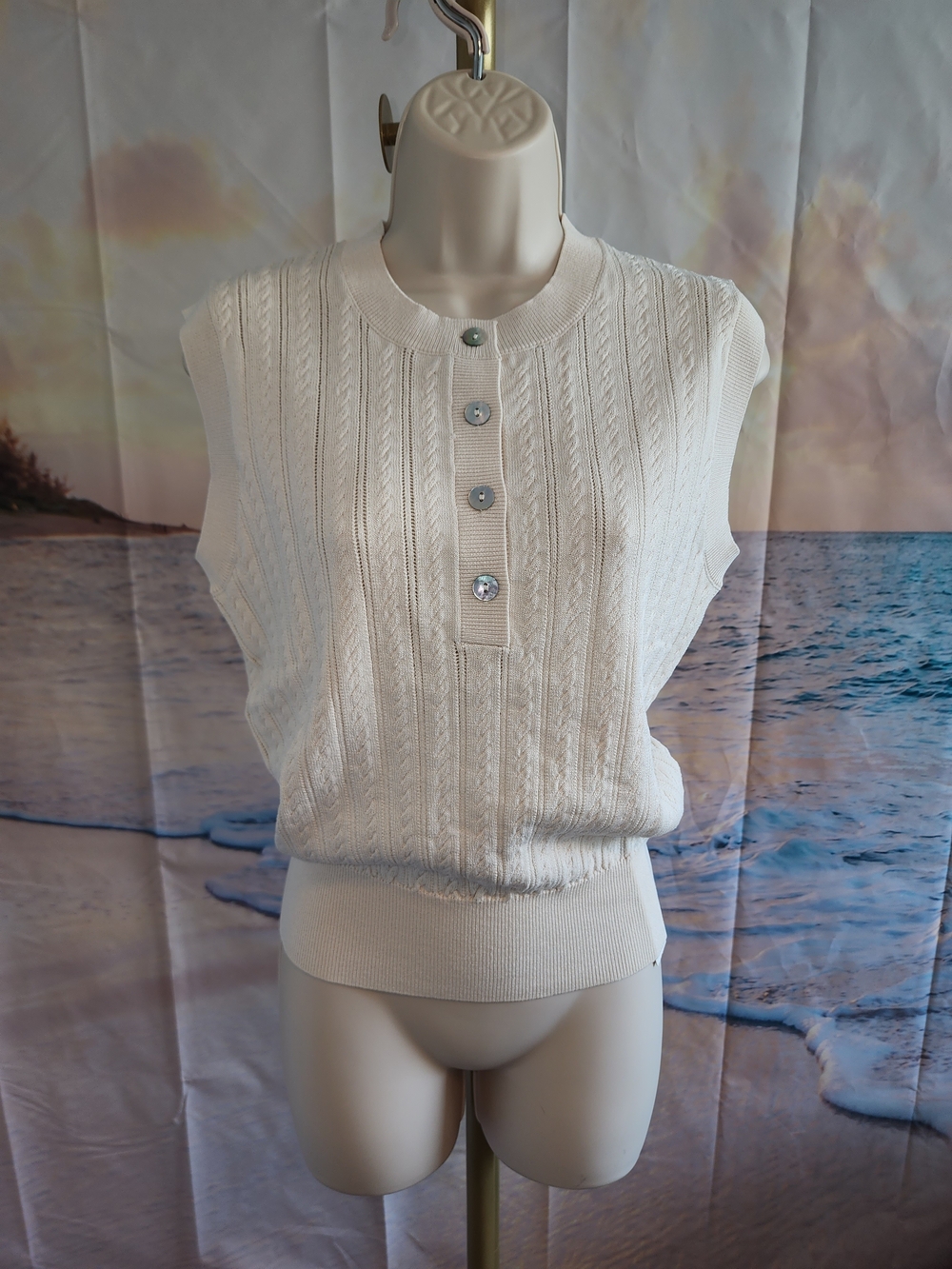 COMMENSE Cream Cable-Knit Sleeveless Sweater with Button Placket